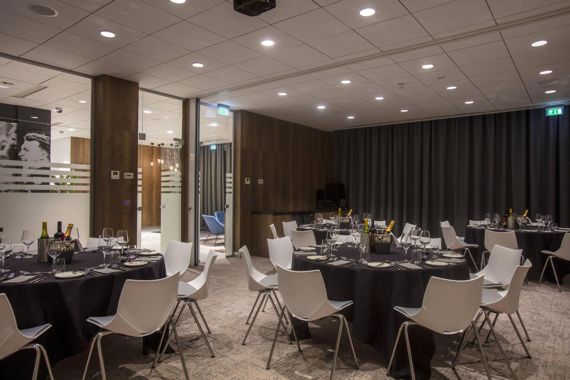 Courtyard By Marriott Edinburgh West Hotel Екстериор снимка