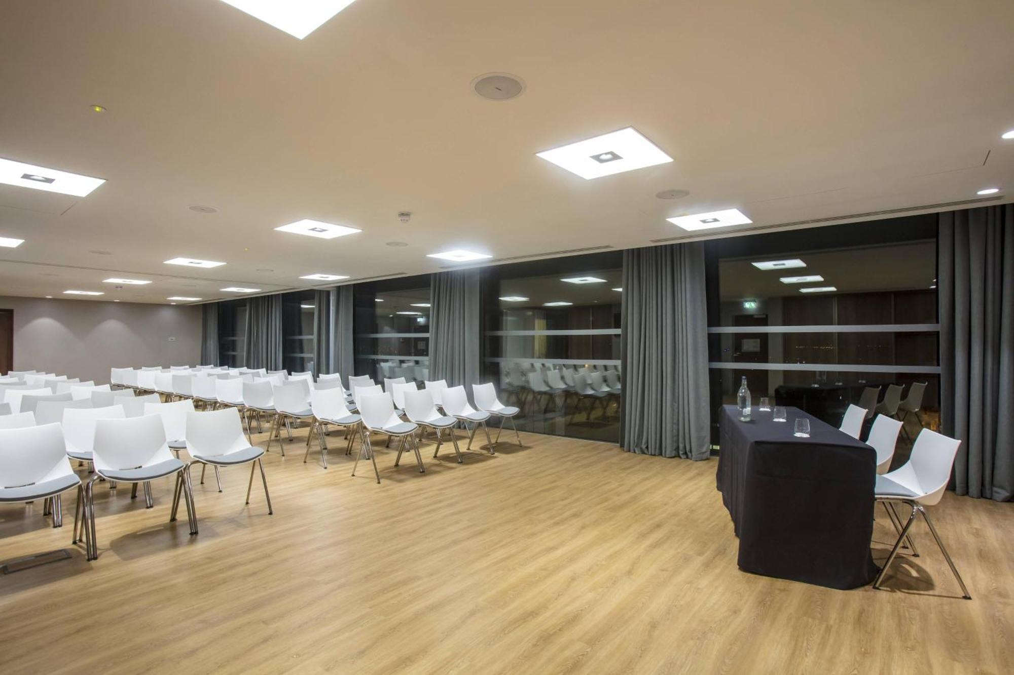 Courtyard By Marriott Edinburgh West Hotel Екстериор снимка