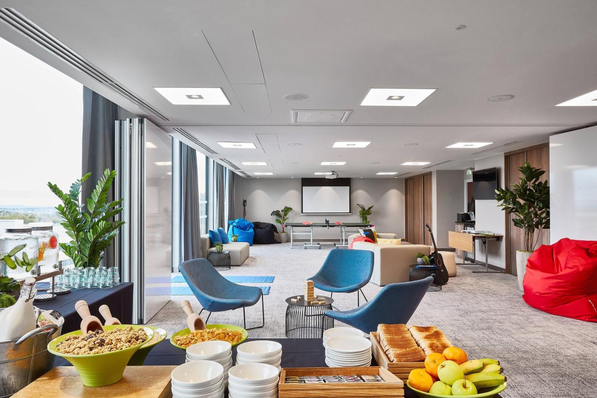 Courtyard By Marriott Edinburgh West Hotel Екстериор снимка