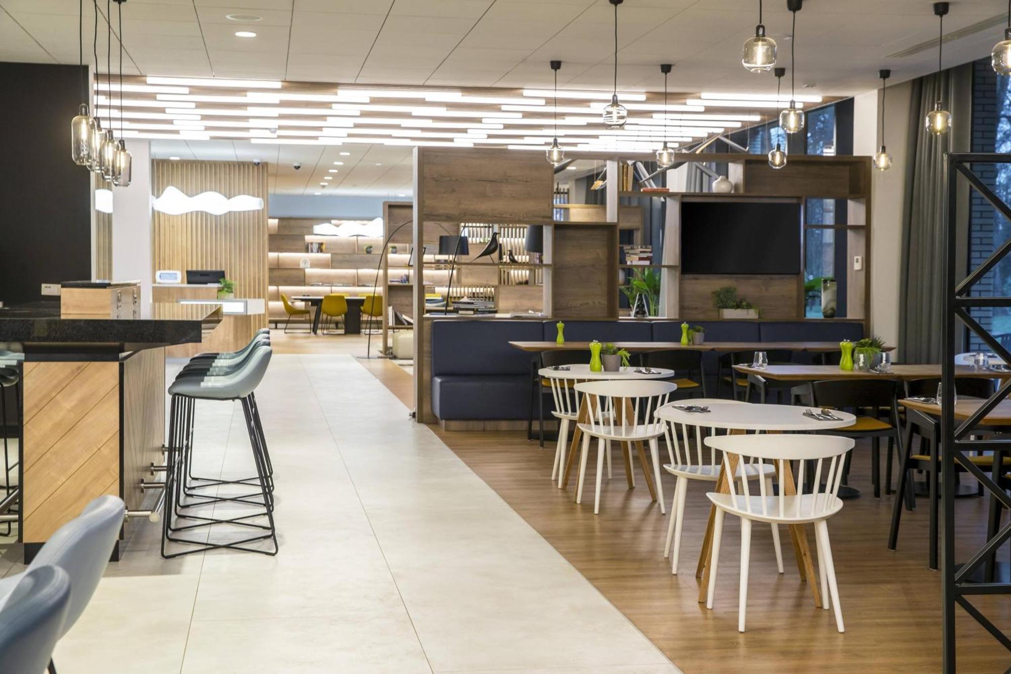 Courtyard By Marriott Edinburgh West Hotel Екстериор снимка