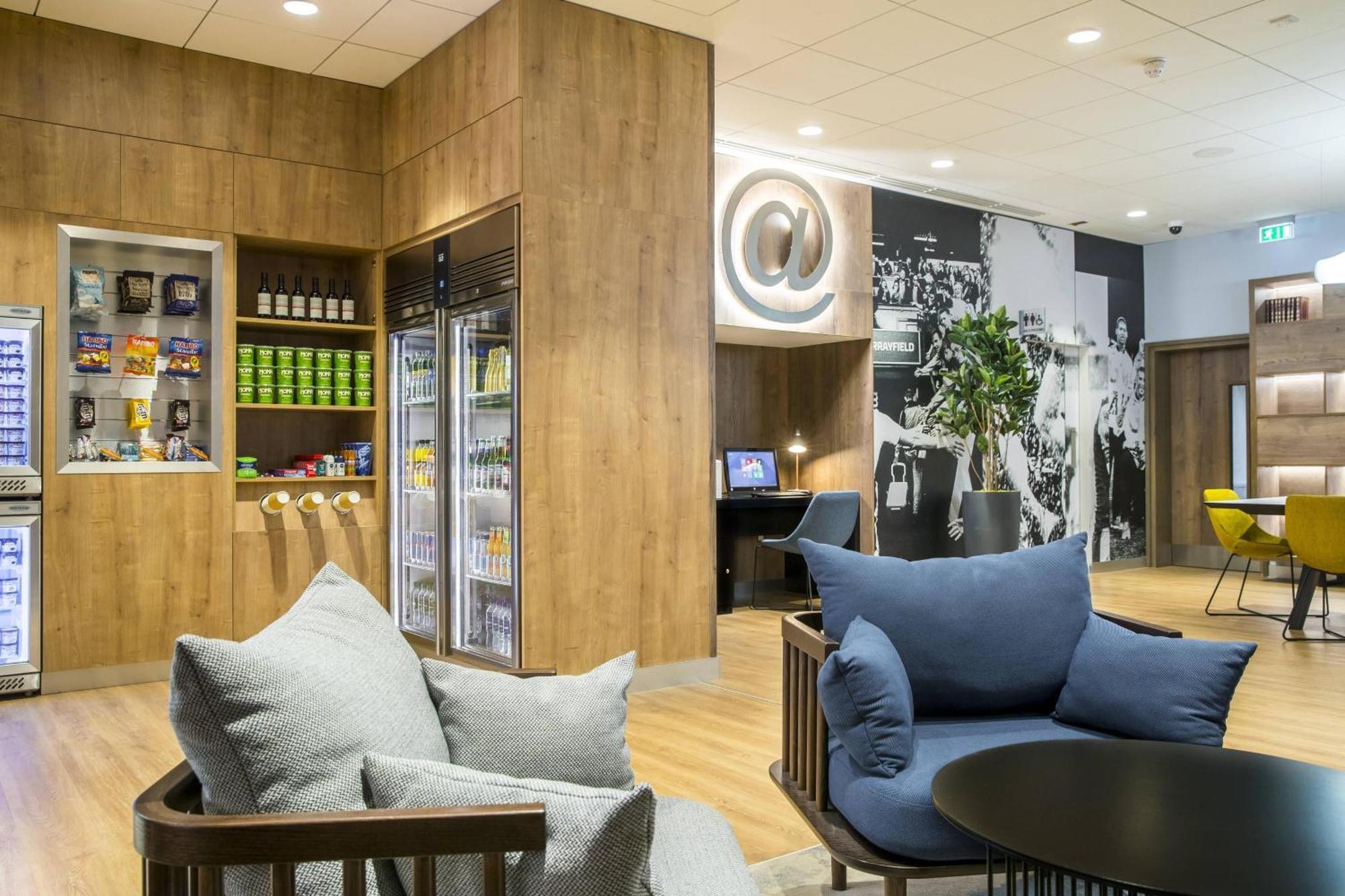 Courtyard By Marriott Edinburgh West Hotel Екстериор снимка