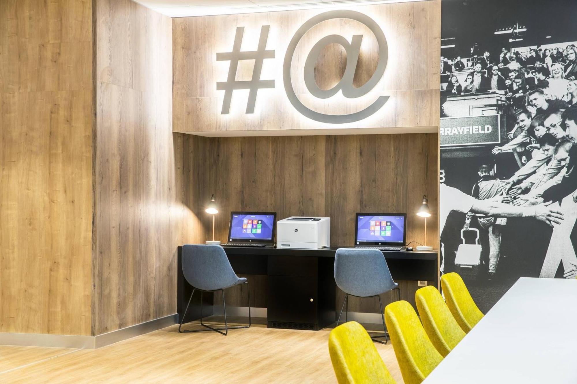 Courtyard By Marriott Edinburgh West Hotel Екстериор снимка