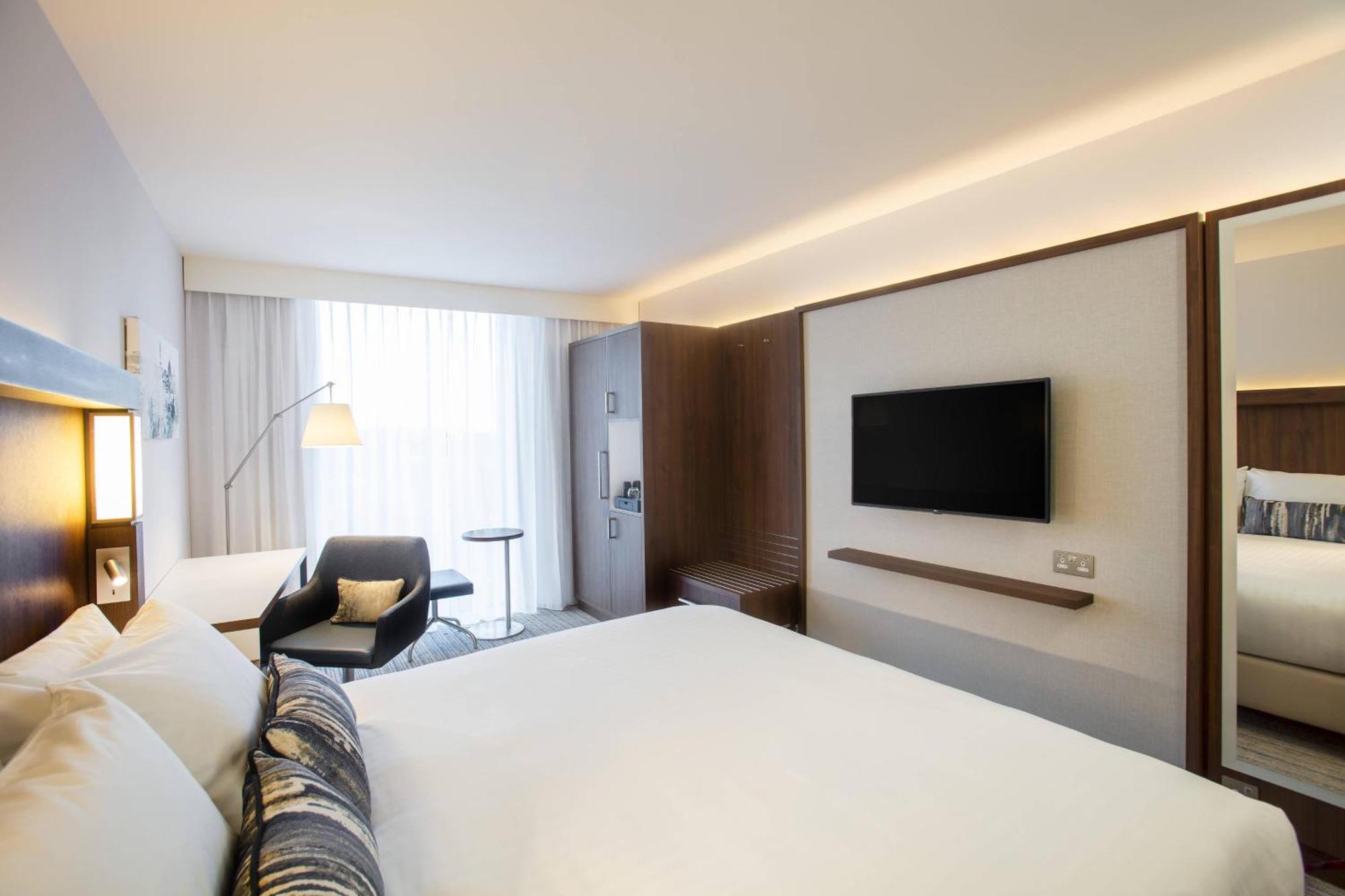 Courtyard By Marriott Edinburgh West Hotel Екстериор снимка