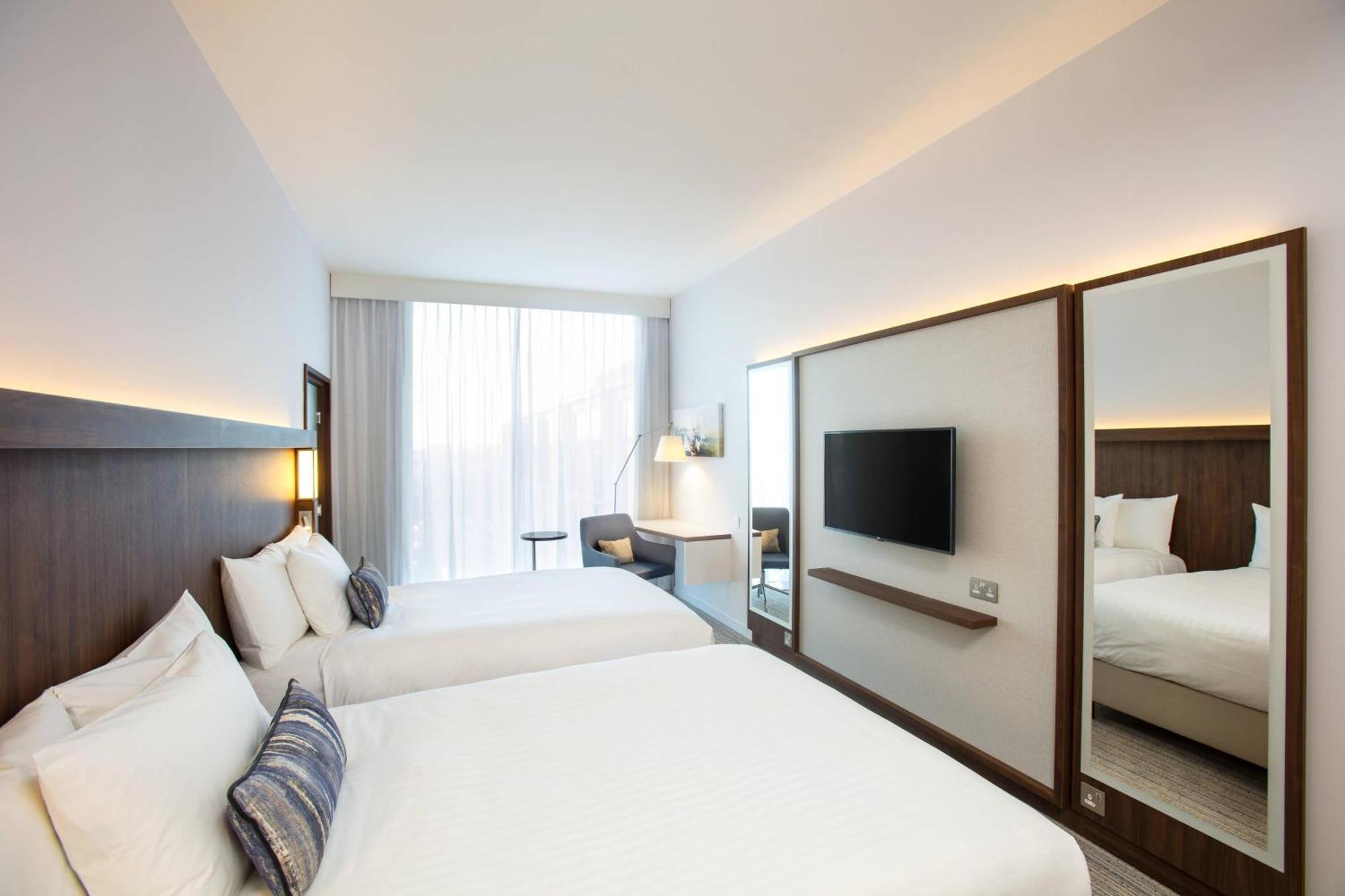 Courtyard By Marriott Edinburgh West Hotel Екстериор снимка