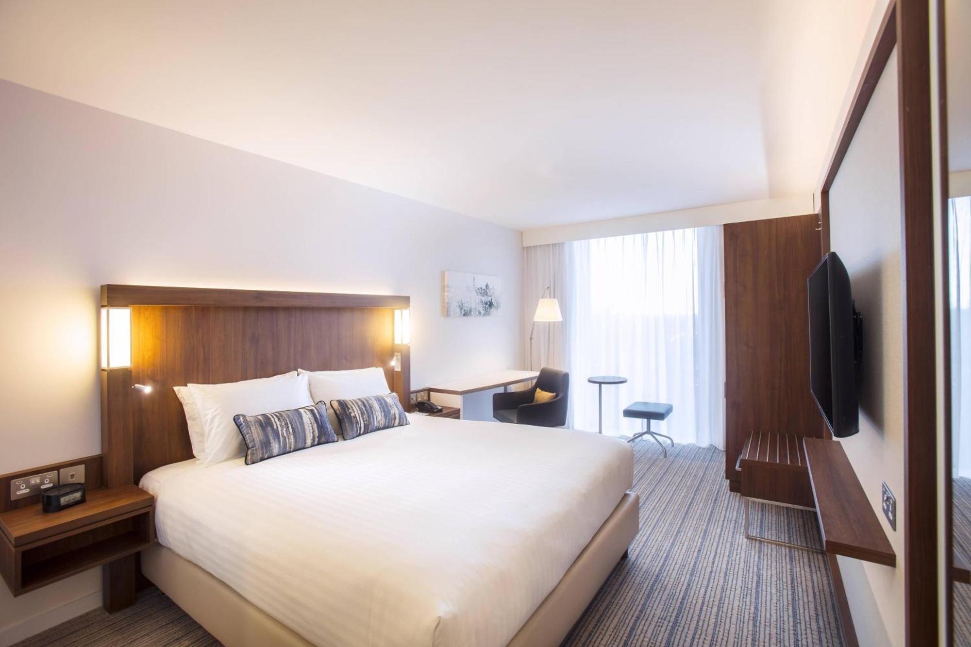Courtyard By Marriott Edinburgh West Hotel Екстериор снимка